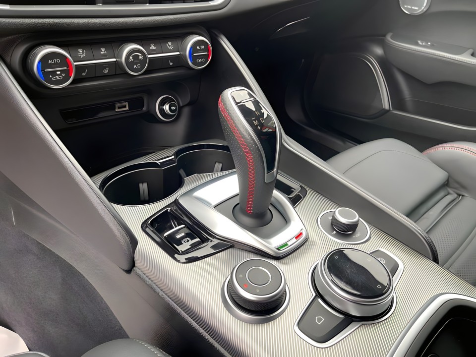 Alfa Romeo Giulia Q4 - foto 14