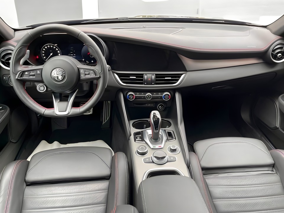 Alfa Romeo Giulia Q4 - foto 8