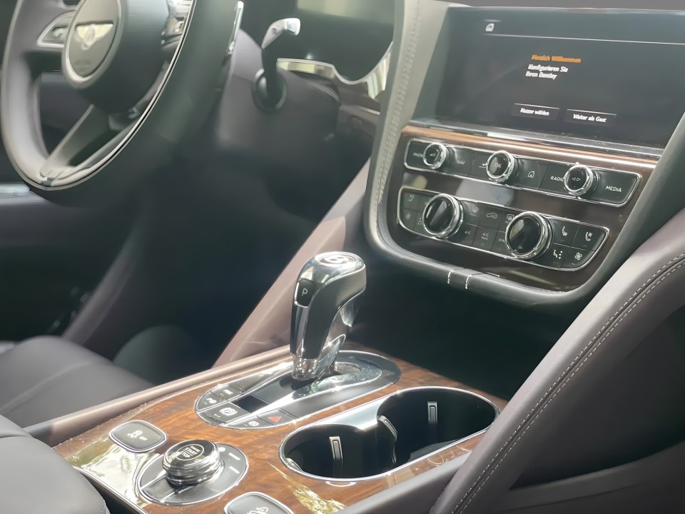 Bentley Bentayga V8 - foto 9