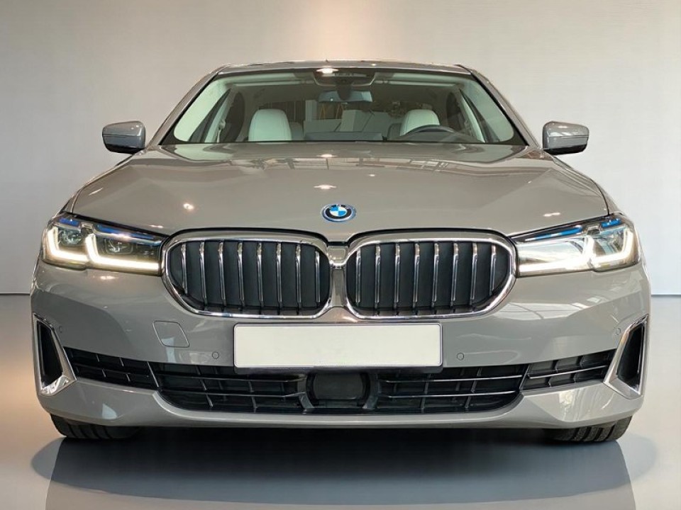 BMW Seria 5 545e xDrive M-Sport (2)