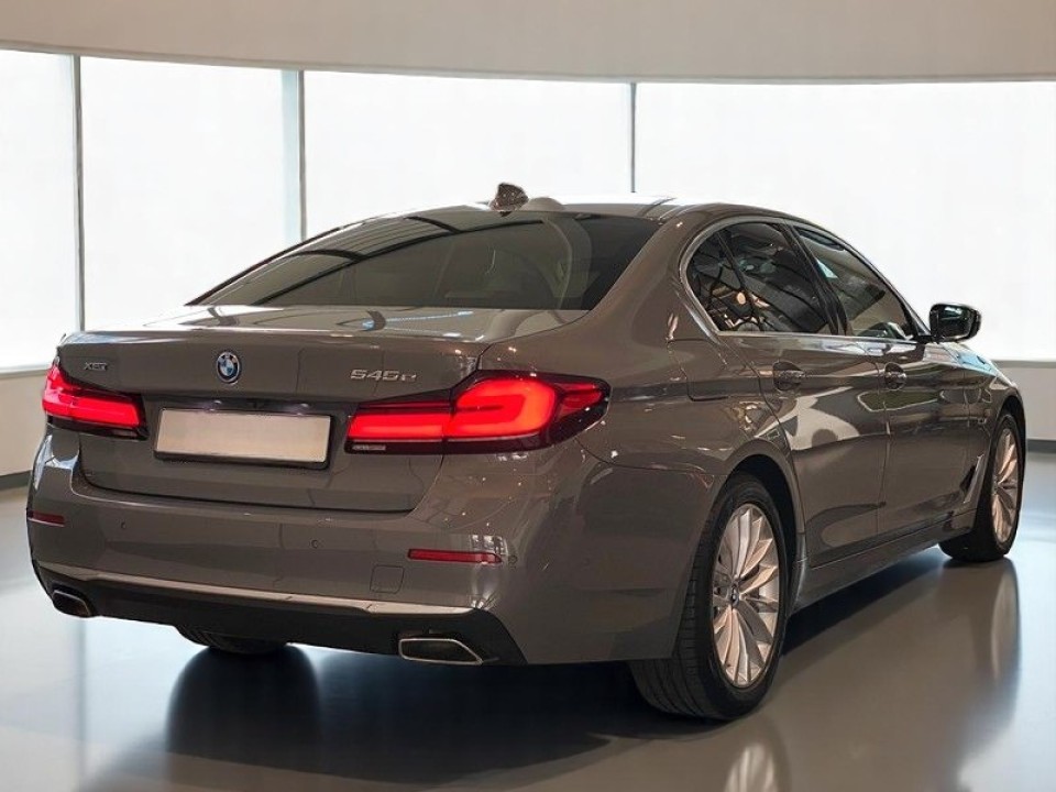 BMW Seria 5 545e xDrive M-Sport (4)