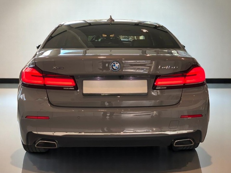 BMW Seria 5 545e xDrive M-Sport (5)