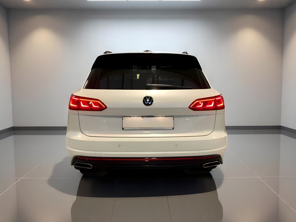 Volkswagen Touareg R 4Motion (5)