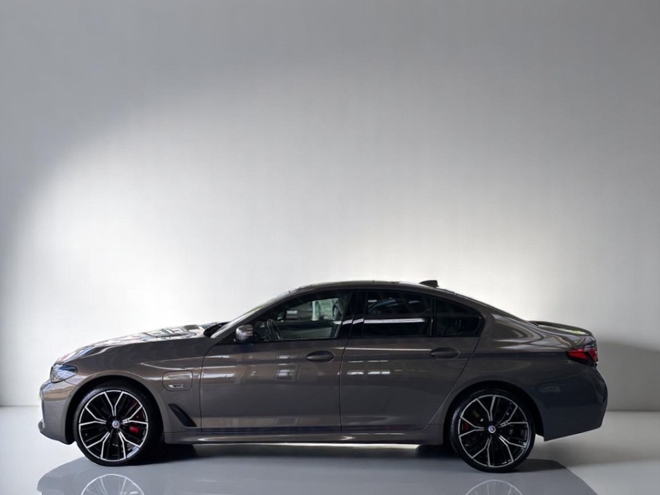 BMW Seria 5 545e xDrive M-Sport (5)
