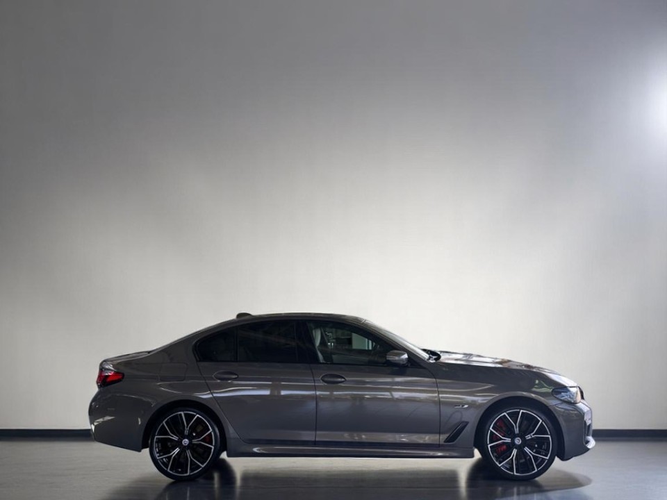 BMW Seria 5 545e xDrive M-Sport (2)