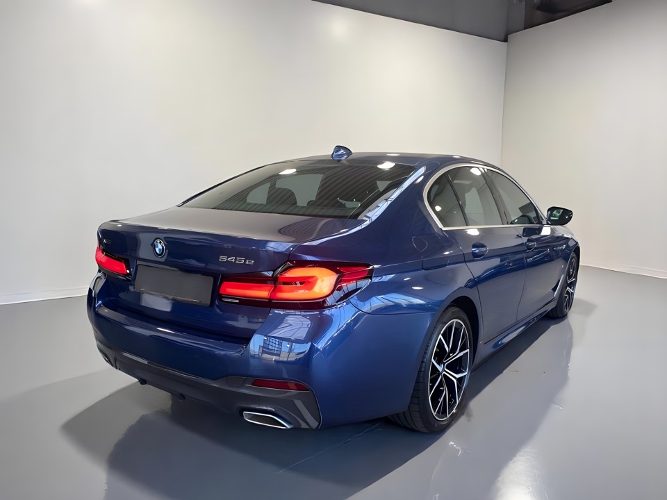 BMW Seria 5 545e xDrive M-Sport (3)