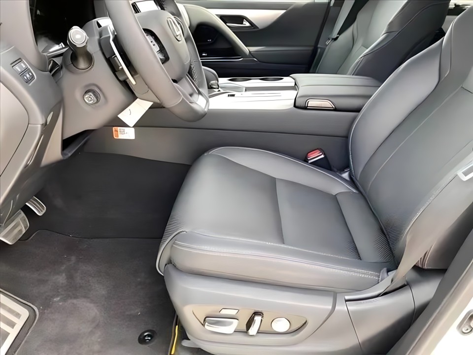 Lexus Seria LX (4)
