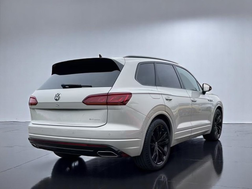 Volkswagen Touareg R TSI 4Motion (5)