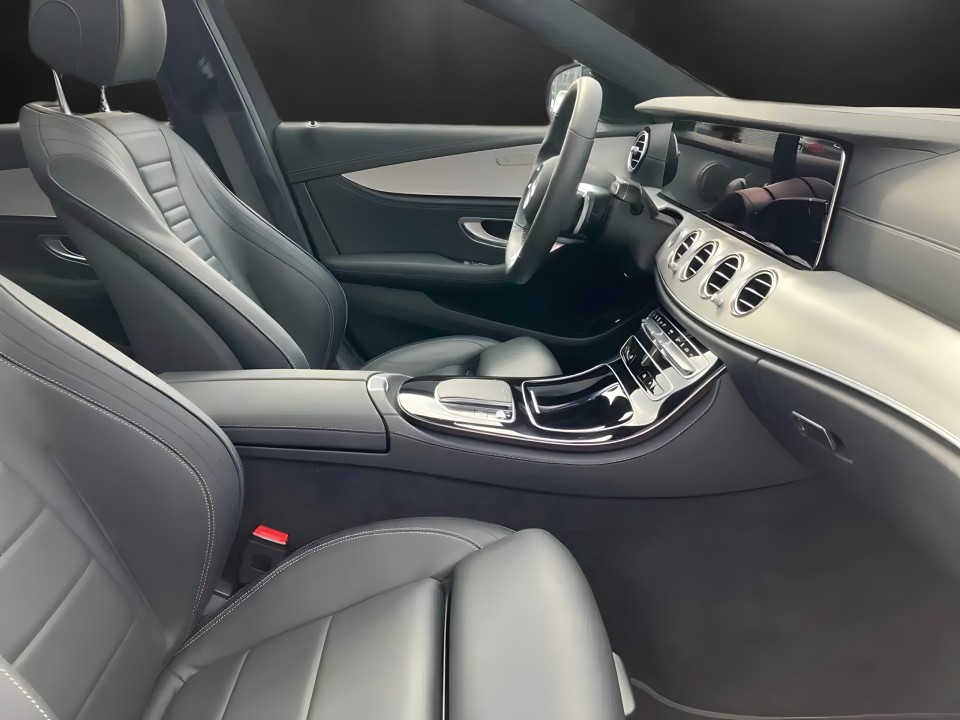 Mercedes-Benz E 300e 4MATIC AMG Line (5)