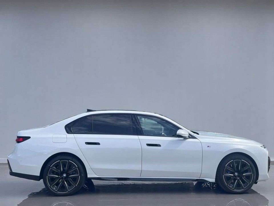 BMW Seria 7 740d xDrive M-Sport (2)