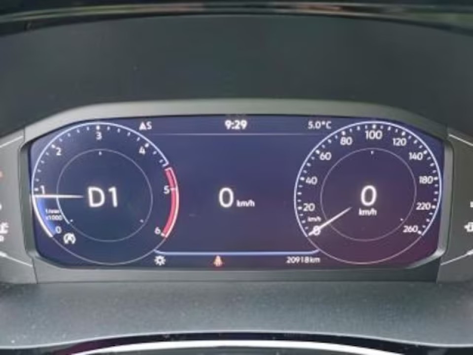 Volkswagen Multivan Highline T6.1 2.0TDI DSG 4MOTION (4)