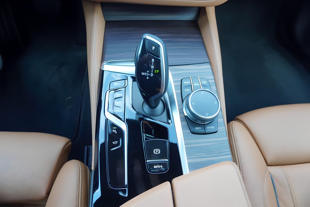 BMW Seria 5 530d xDrive Luxury Line - foto 14