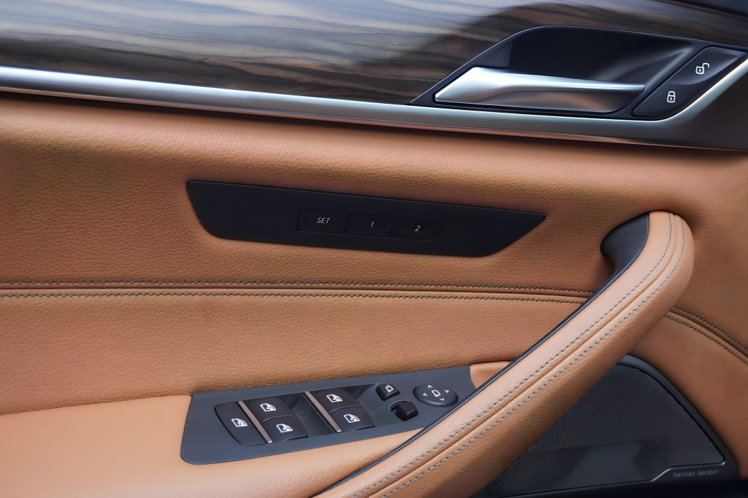 BMW Seria 5 530d xDrive Luxury Line - foto 17