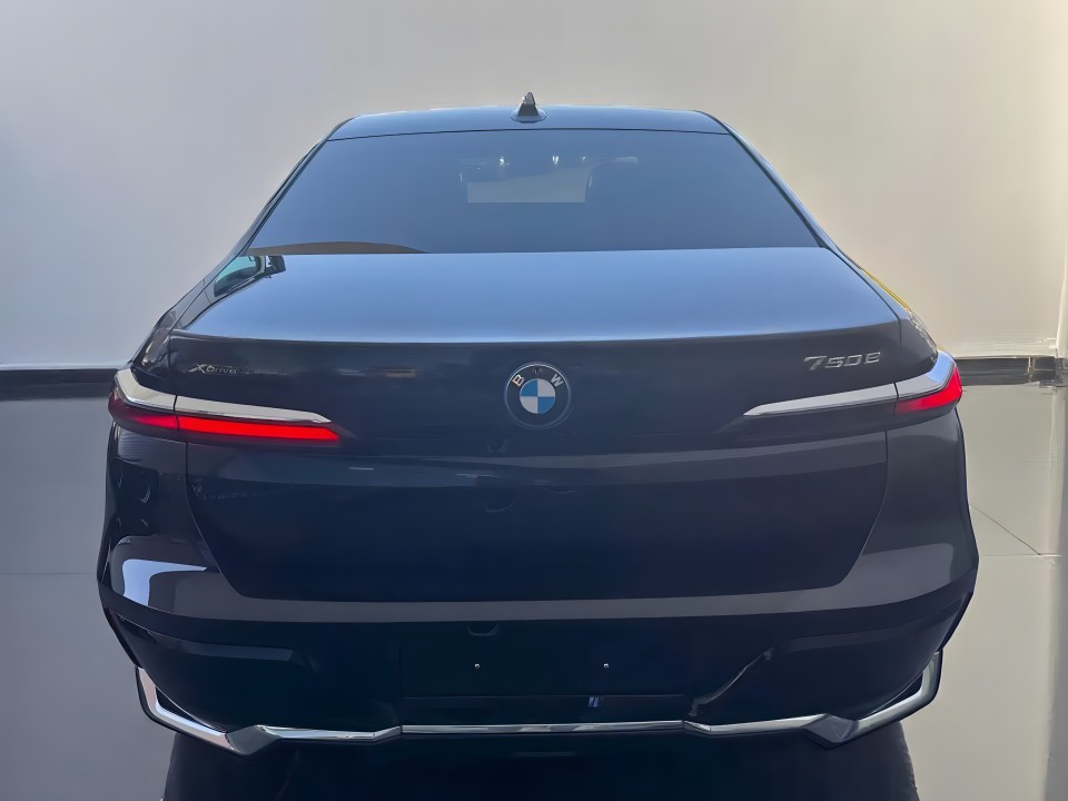 BMW Seria 7 750 e xDrive (3)