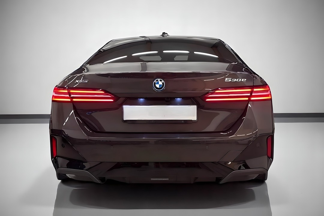 BMW Seria 5 530e xDrive M-Sport (4)