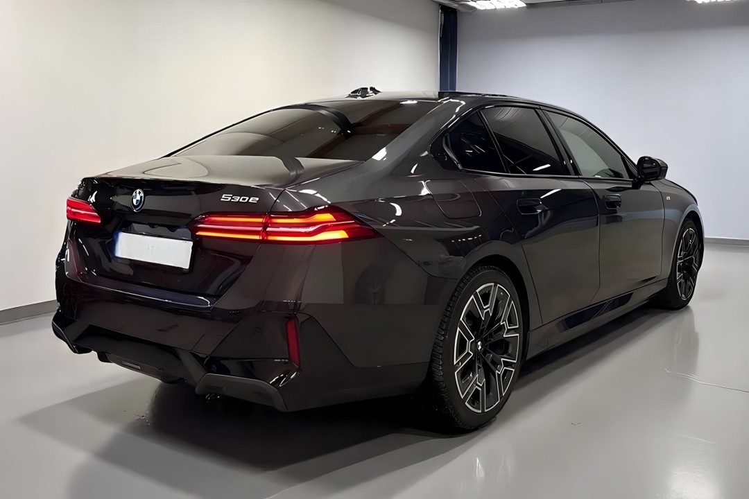 BMW Seria 5 530e xDrive M-Sport (3)