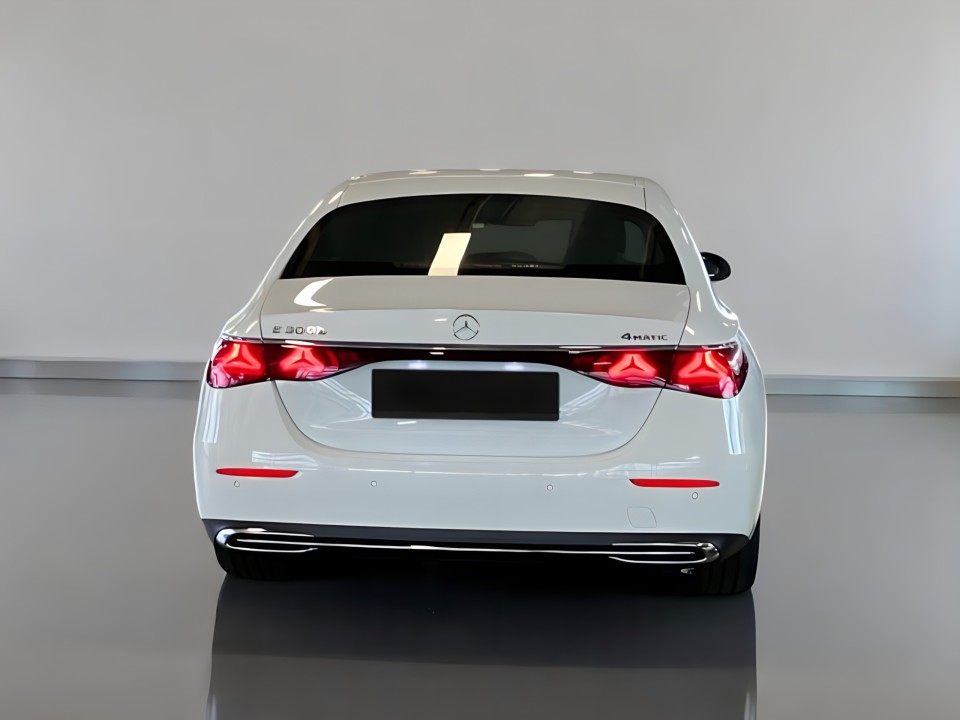 Mercedes-Benz E 300 e 4MATIC Sedan (3)