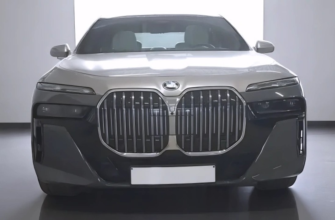 BMW Seria 7 740d xDrive M-Sport (2)