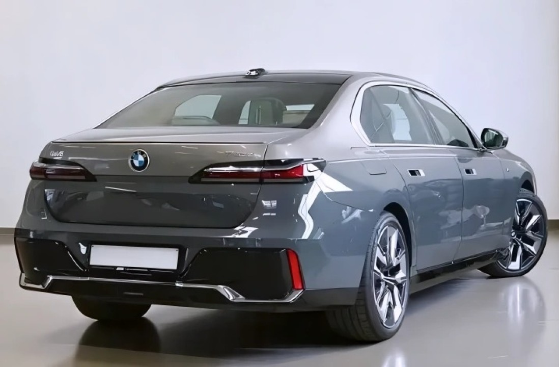 BMW Seria 7 740d xDrive M-Sport (4)