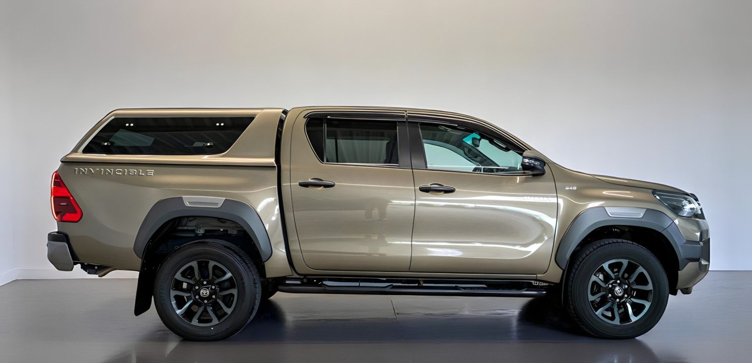 Toyota Hilux 2.8D Invincible (2)