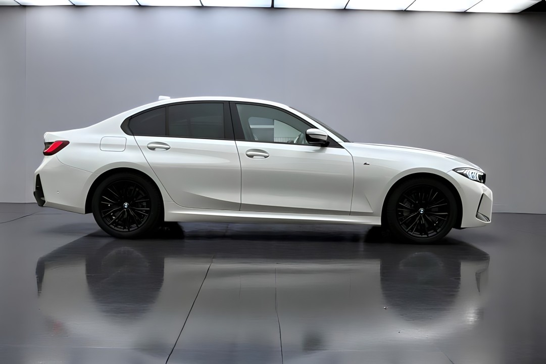 BMW Seria 3 330i xDrive M-Sport (2)