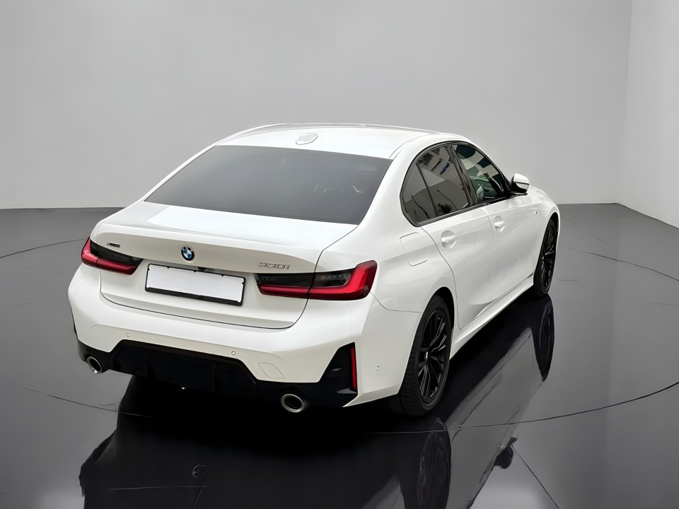 BMW Seria 3 330i xDrive M-Sport - foto 13