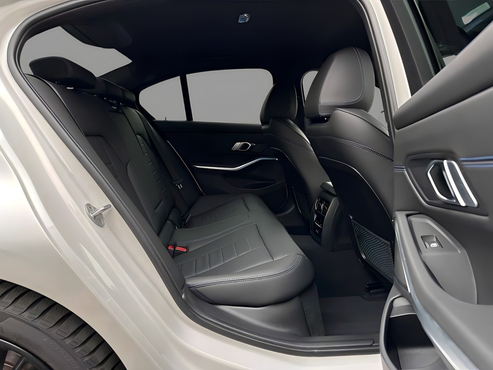 BMW Seria 3 330i xDrive M-Sport - foto 19