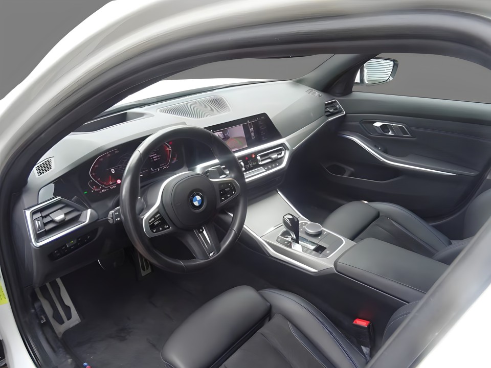 BMW Seria 3 330i xDrive M-Sport (5)