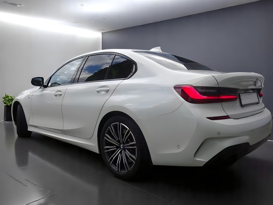 BMW Seria 3 330i xDrive M-Sport (4)