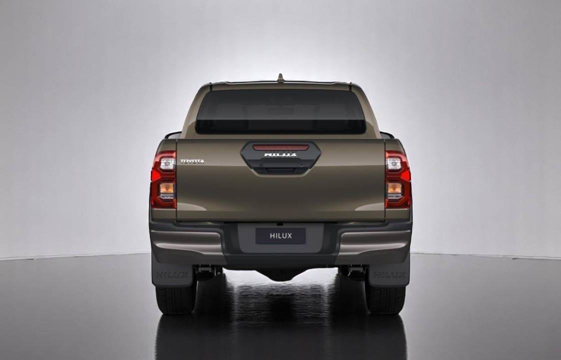 Toyota Hilux 2.8D AT MHEV Invincible (4)