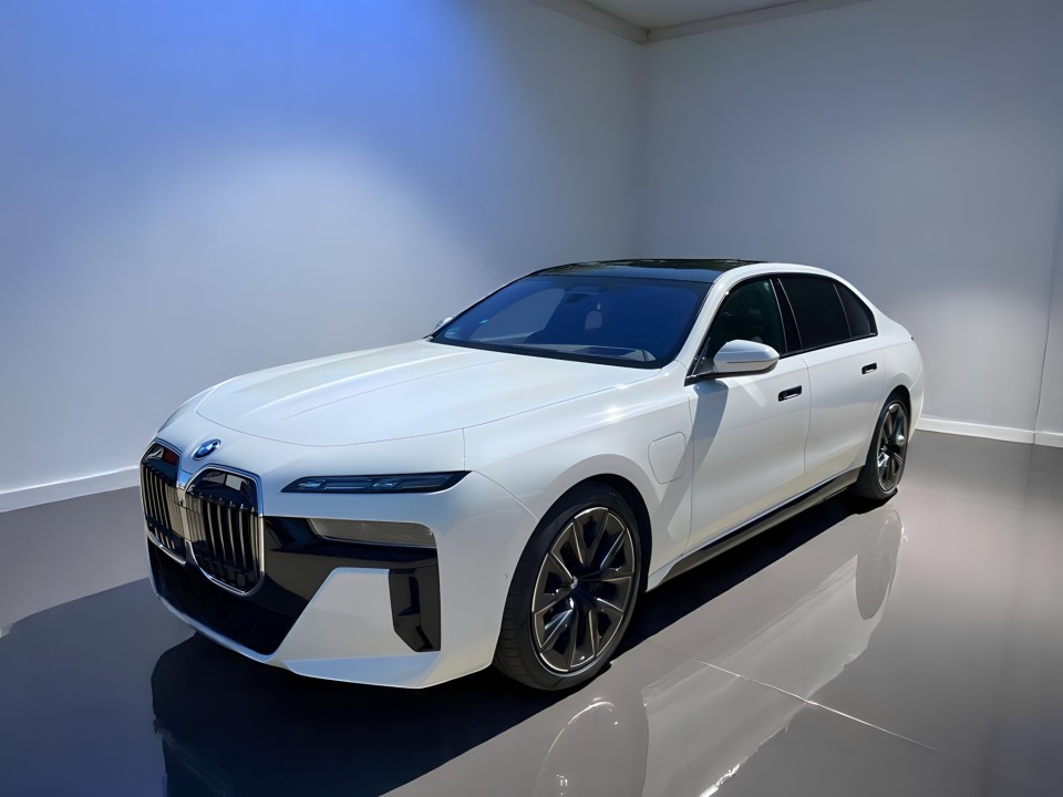 BMW Seria 7 750e xDrive M-Sport (3)