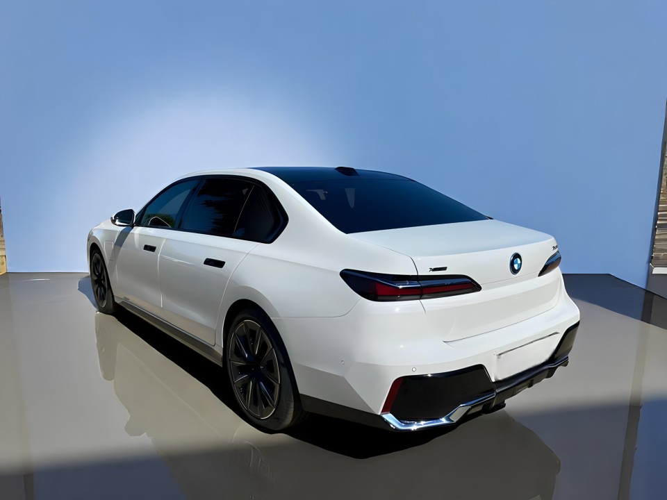 BMW Seria 7 750e xDrive M-Sport (2)