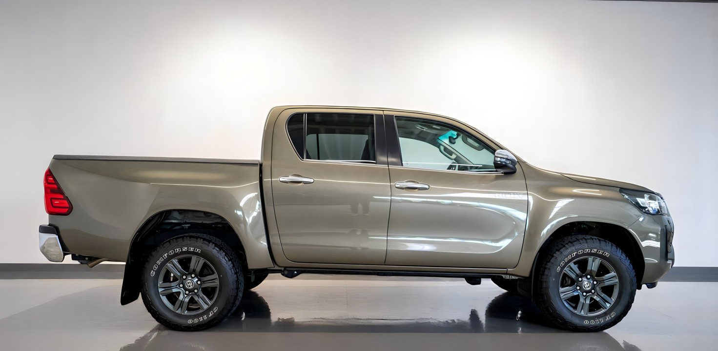 Toyota Hilux 2.8 D-4D (2)