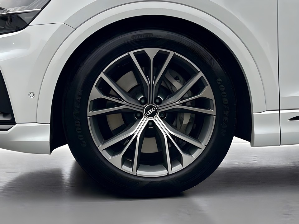 Audi Q8 55TFSIe - foto 16