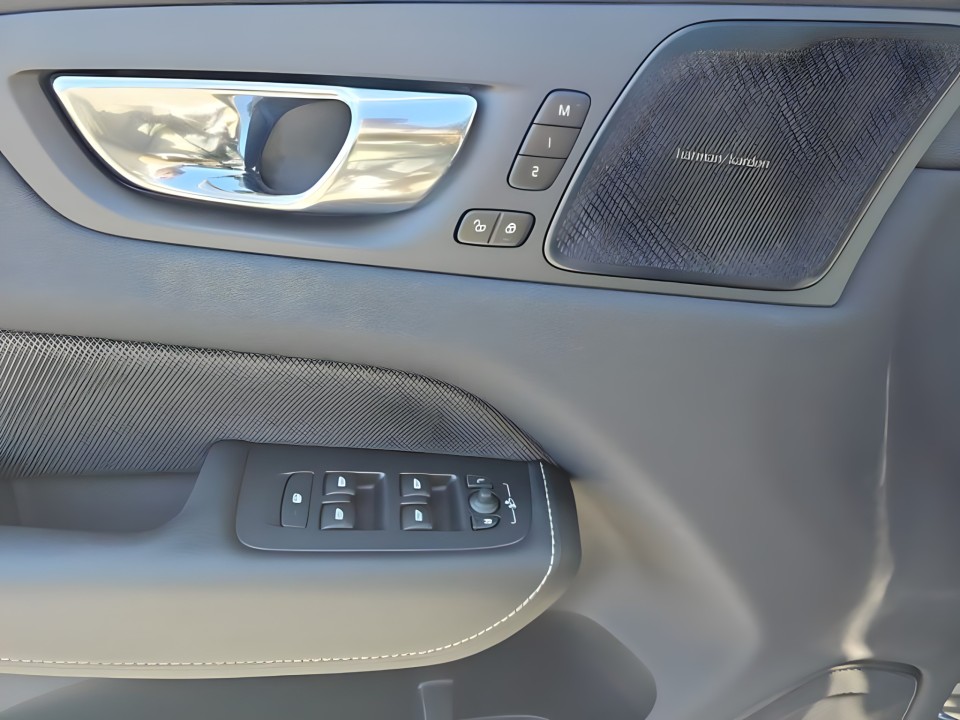 Volvo XC 60 T8 AWD Recharge R Design - foto 17