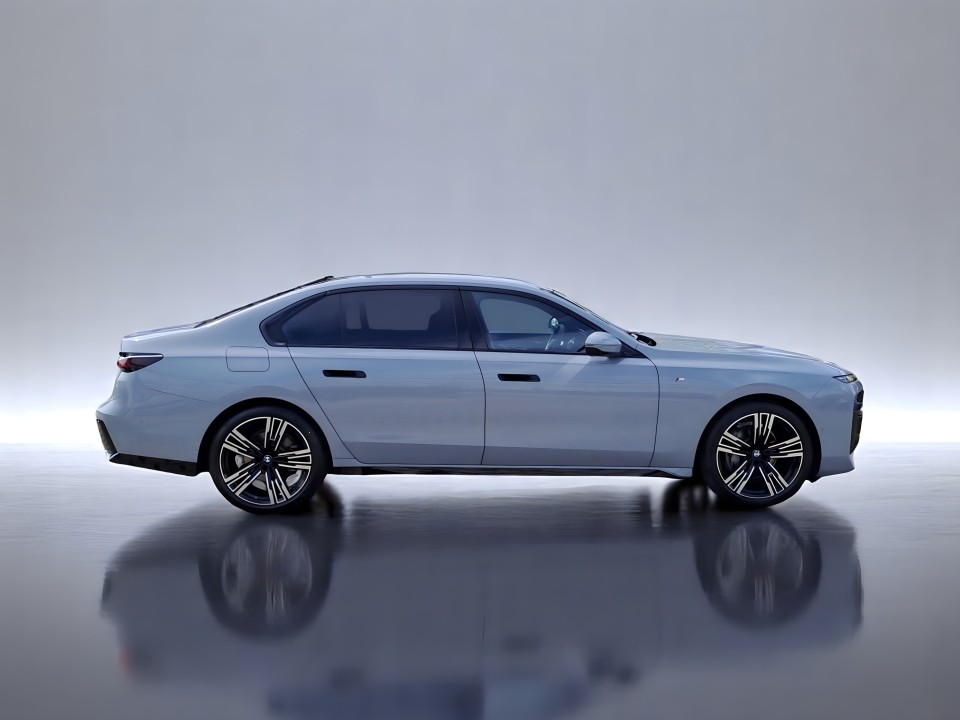 BMW Seria 7 740d xDrive M-Sport (2)