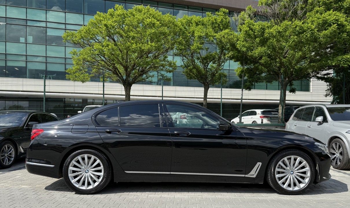 BMW Seria 7 750d xDrive (2)