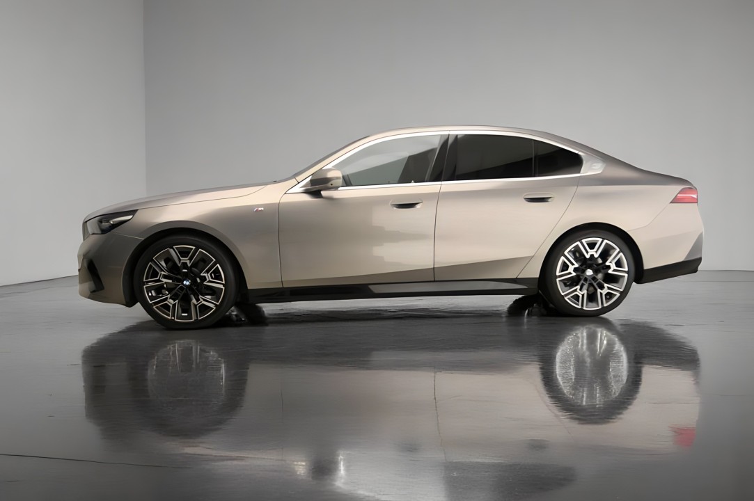 BMW Seria 5 520 i Sedan (2)