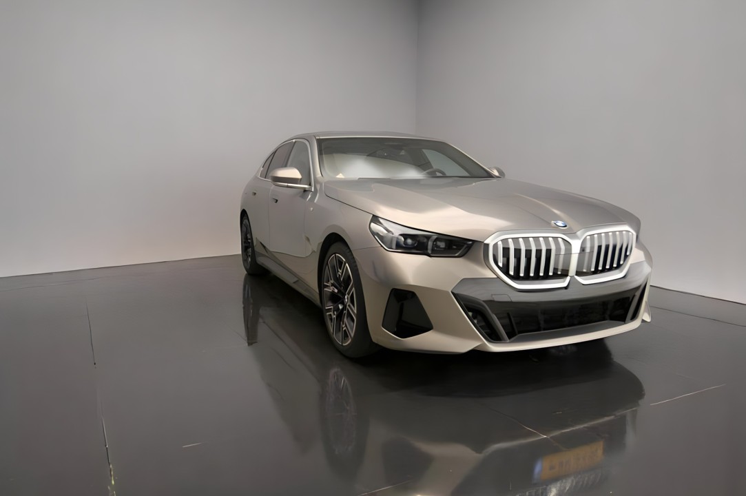 BMW Seria 5 520 i Sedan (5)