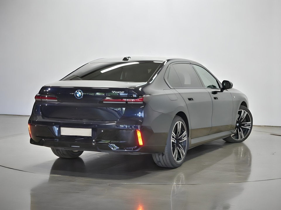 BMW Seria 7 750e xDrive M-Sport (2)