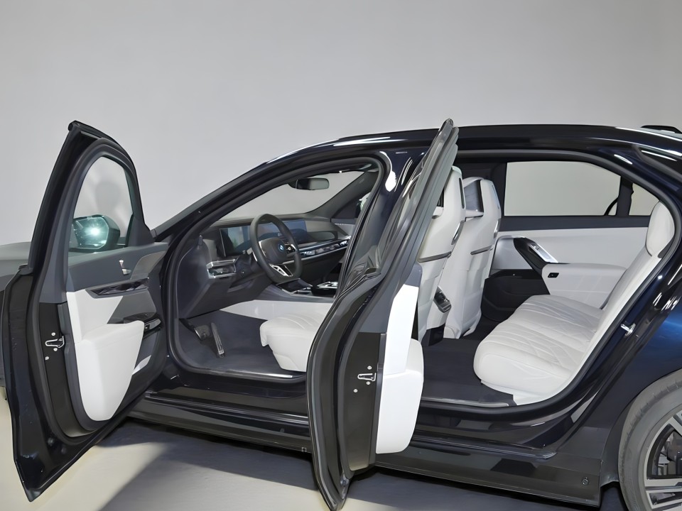 BMW Seria 7 750e xDrive M-Sport (3)