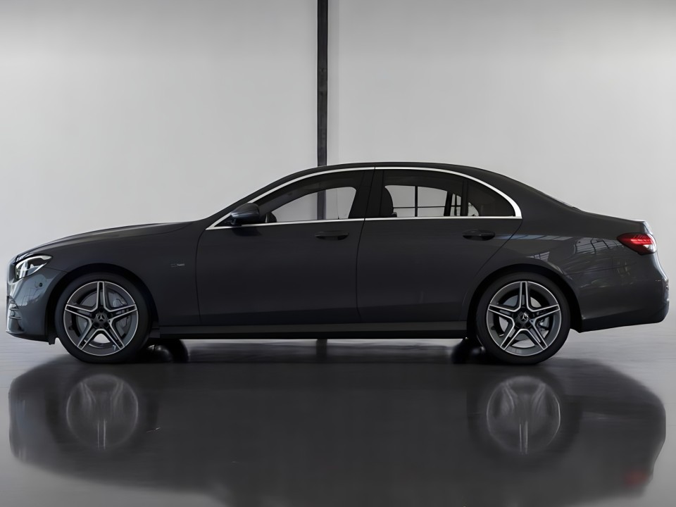 Mercedes-Benz E 300e 4MATIC AMG Line (4)