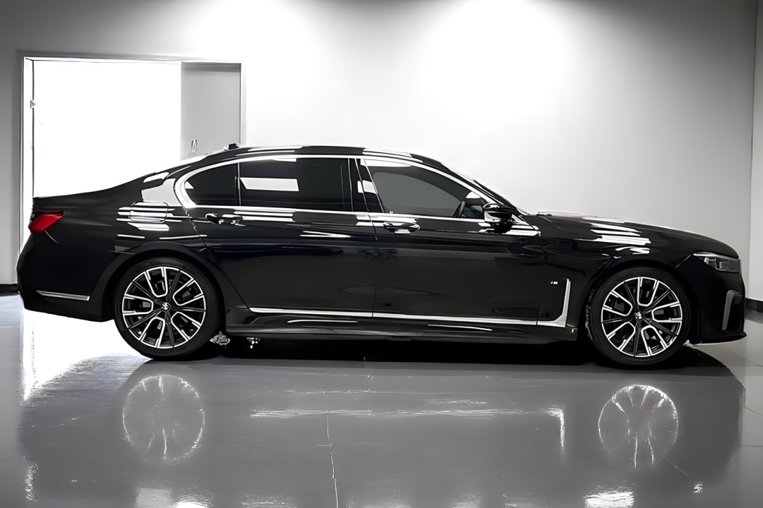 BMW Seria 7 745Le xDrive M-Sport (2)