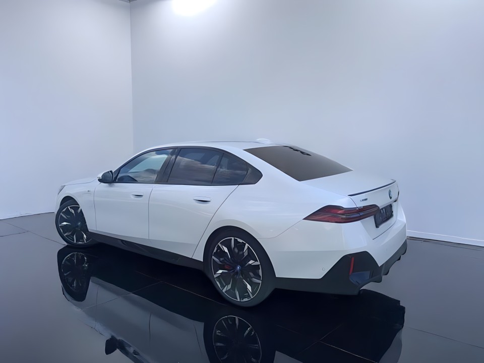 BMW Seria 5 550e xDrive (3)