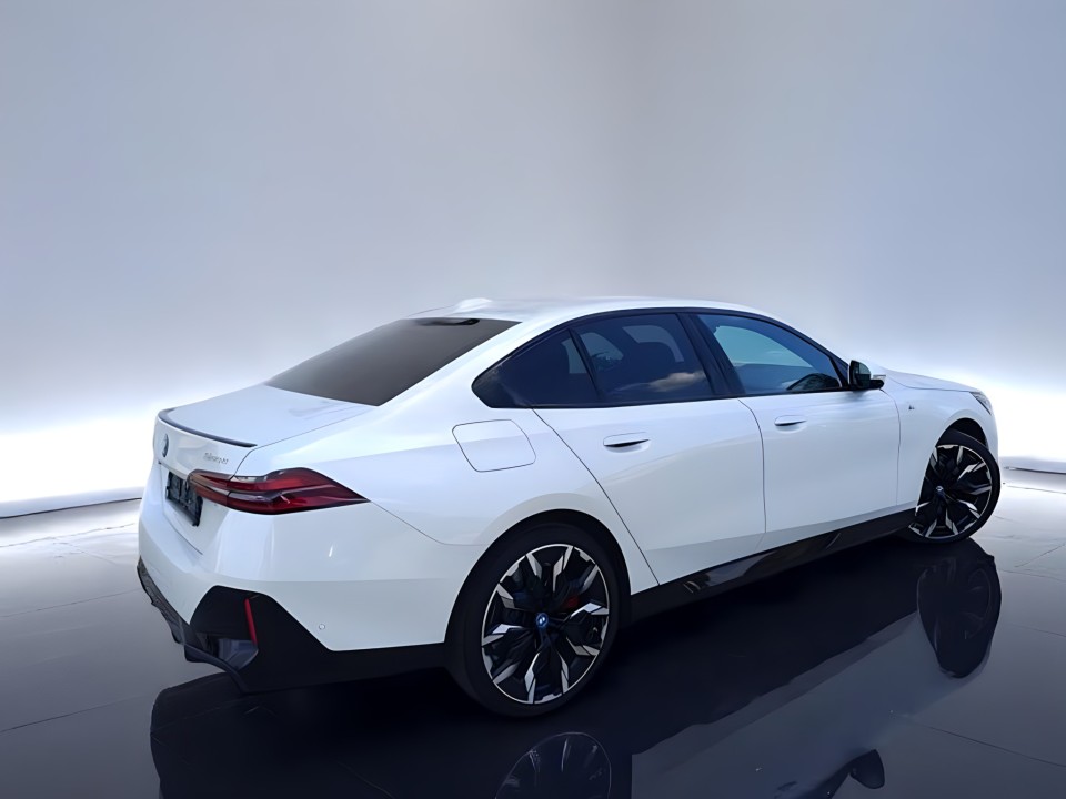 BMW Seria 5 550e xDrive (2)