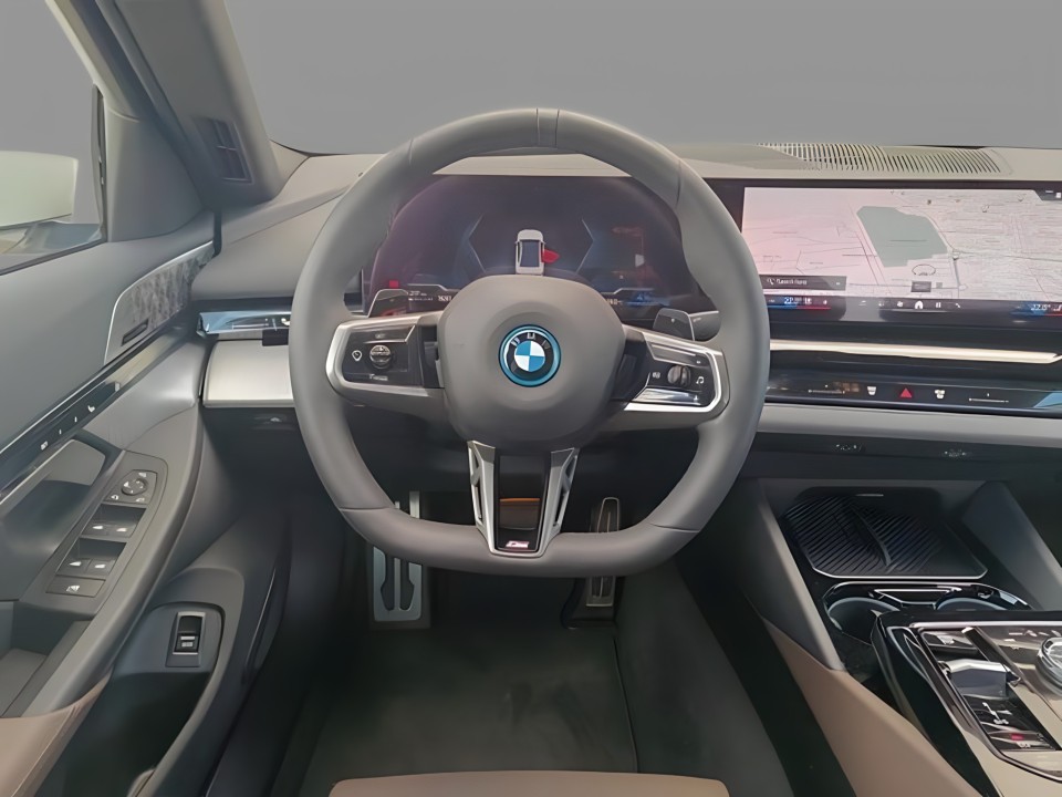 BMW Seria 5 550e xDrive (5)
