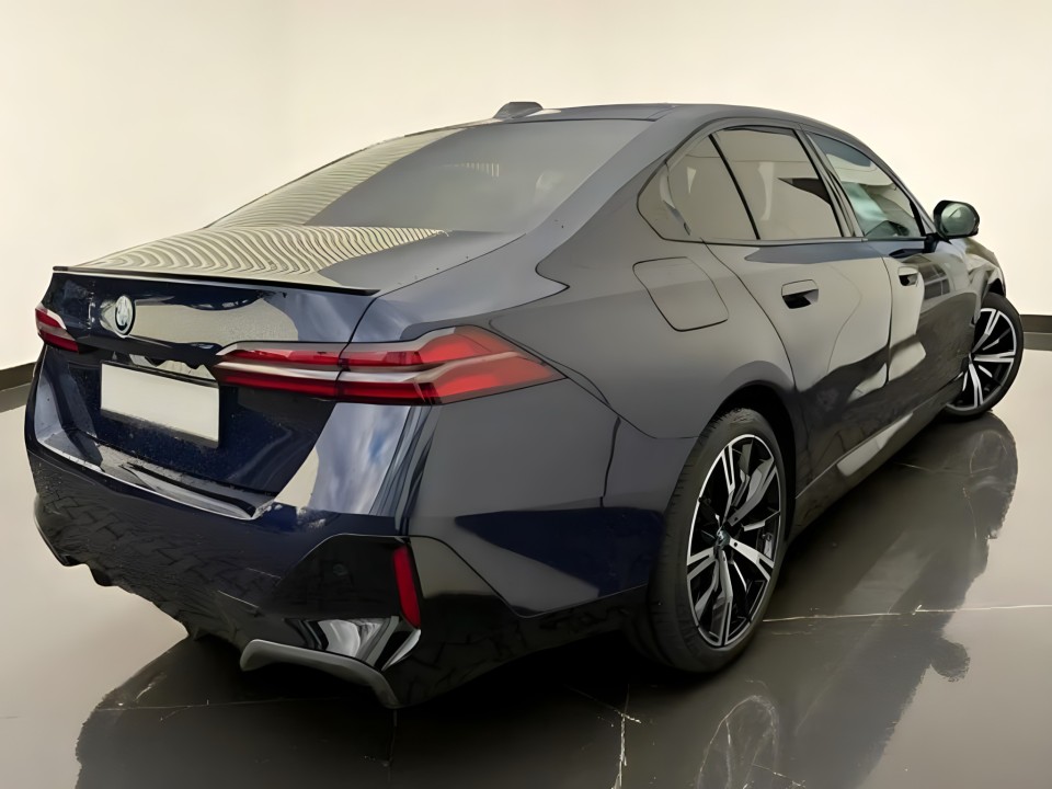 BMW Seria 5 550e xDrive M-Sport (5)