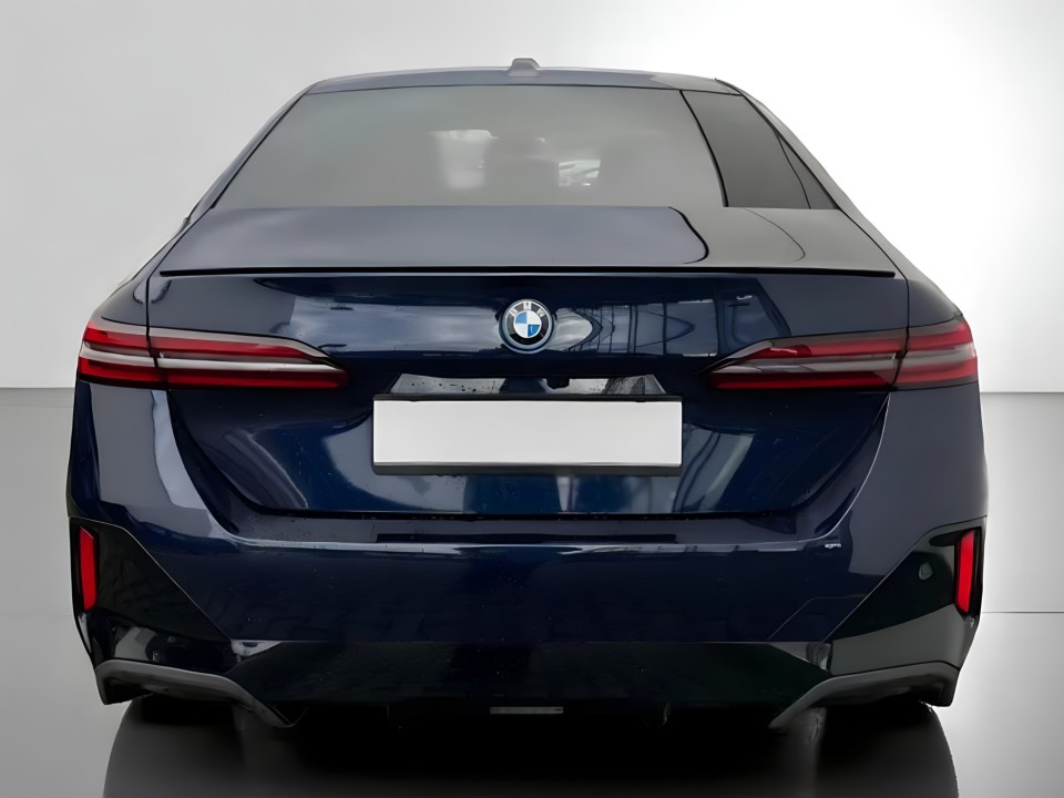 BMW Seria 5 550e xDrive M-Sport (4)