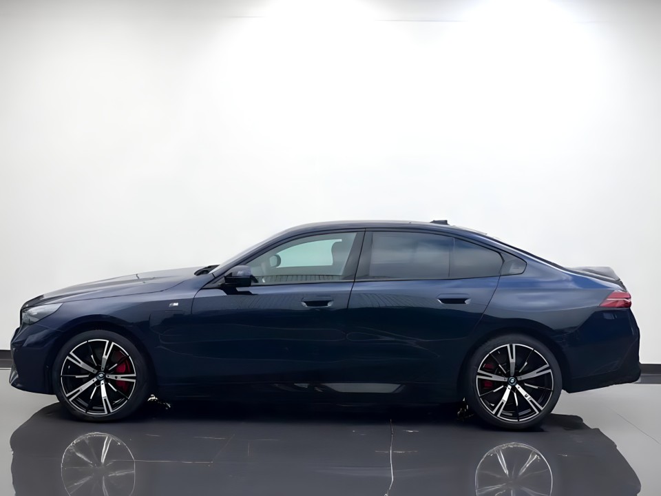 BMW Seria 5 550e xDrive M-Sport (2)