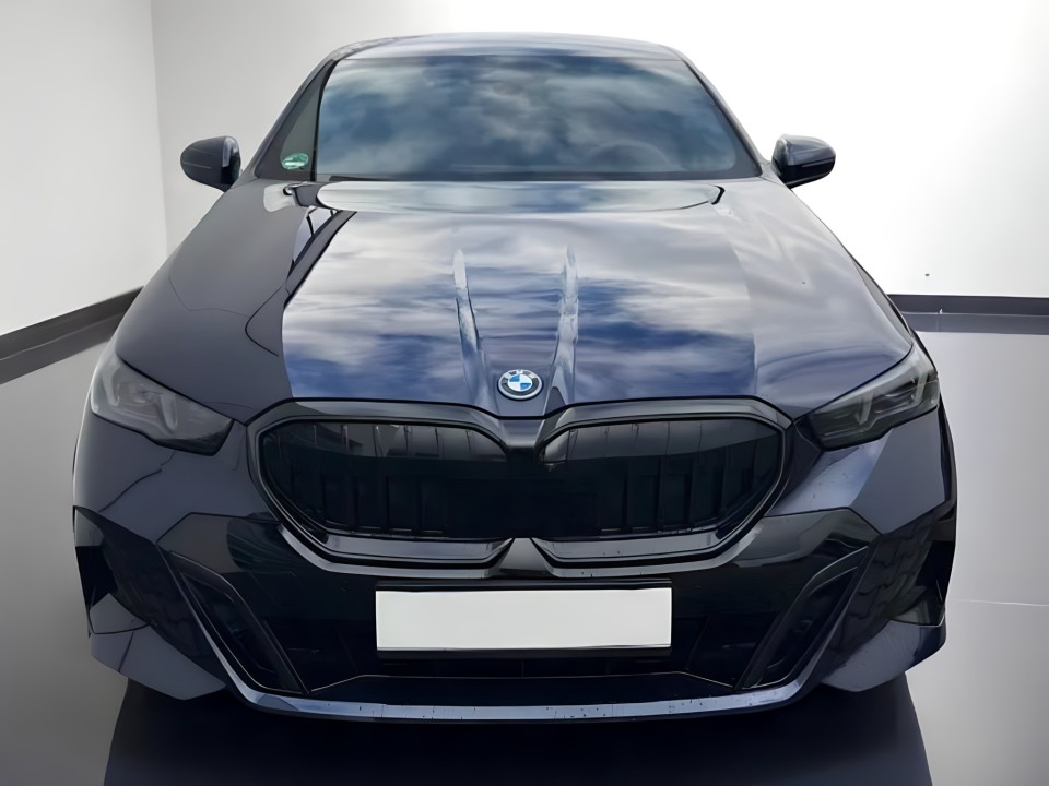 BMW Seria 5 550e xDrive M-Sport (3)